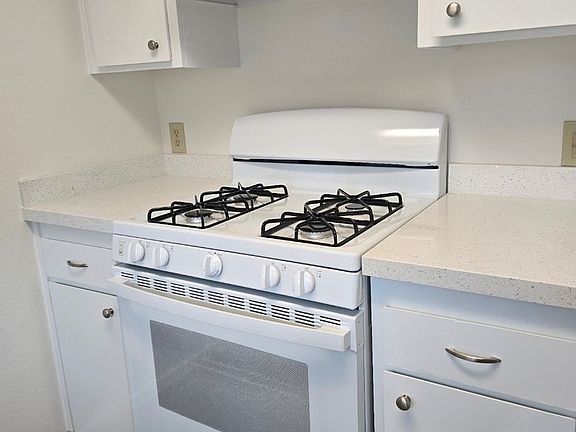 3rd image of 419 Crocker St #C