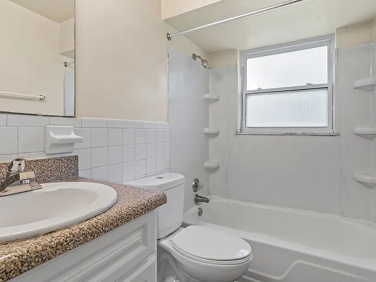 Westport Edge Apartments — Photo 58