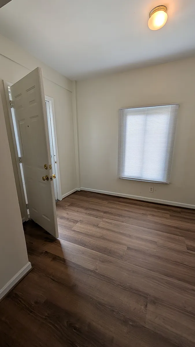 Sitting Room/Entrance - 908 Clover Ln