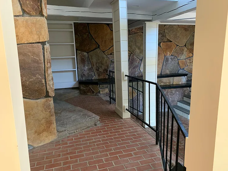 Airview Dr — Photo 2