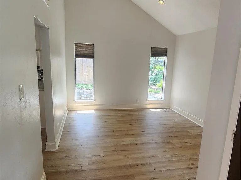 2127 Manor Green Dr — Photo 23