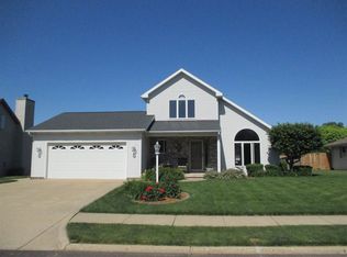 1121 Redwood Dr, Pekin, IL 61554