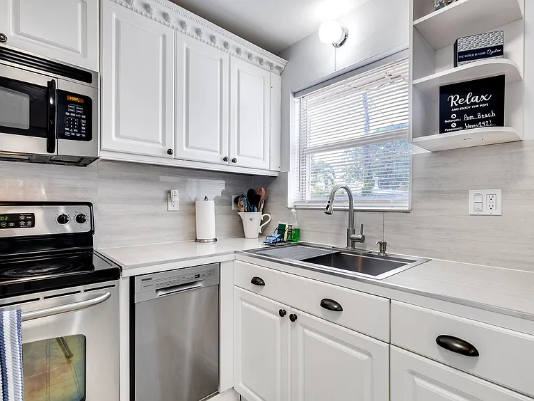 242 SW 9th St — Photo 11