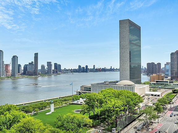 2nd image of 865 United Nations Plz #Phc