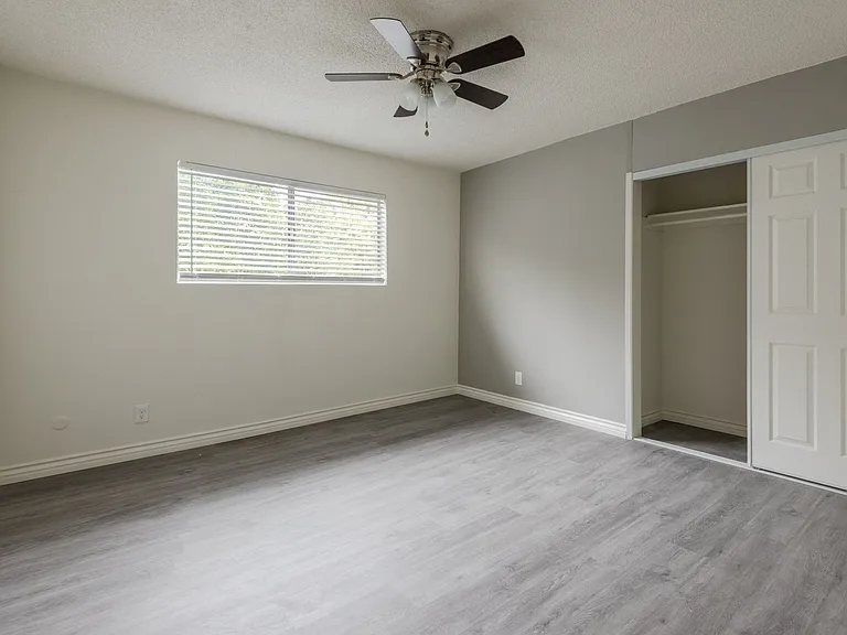 Fountainebleu Apartments — Photo 30