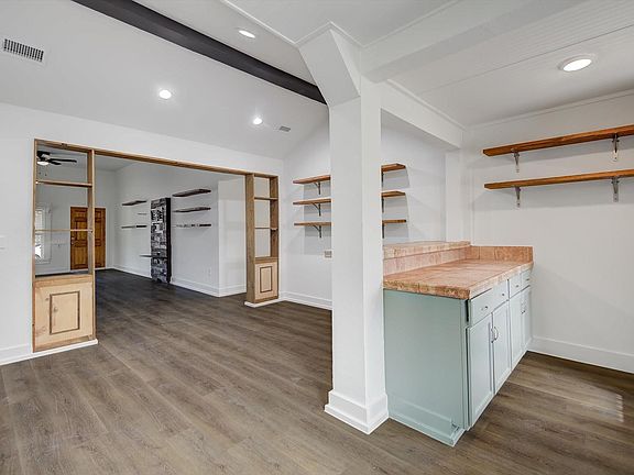 4th image of 158 E 7th St