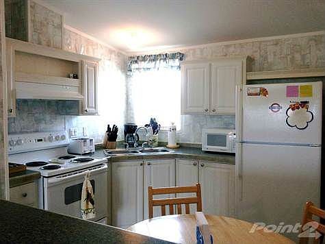 full size refrigerator, all appliances stay