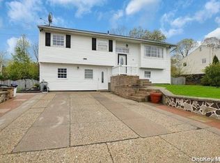 3 Don Ln, Selden, NY 11784