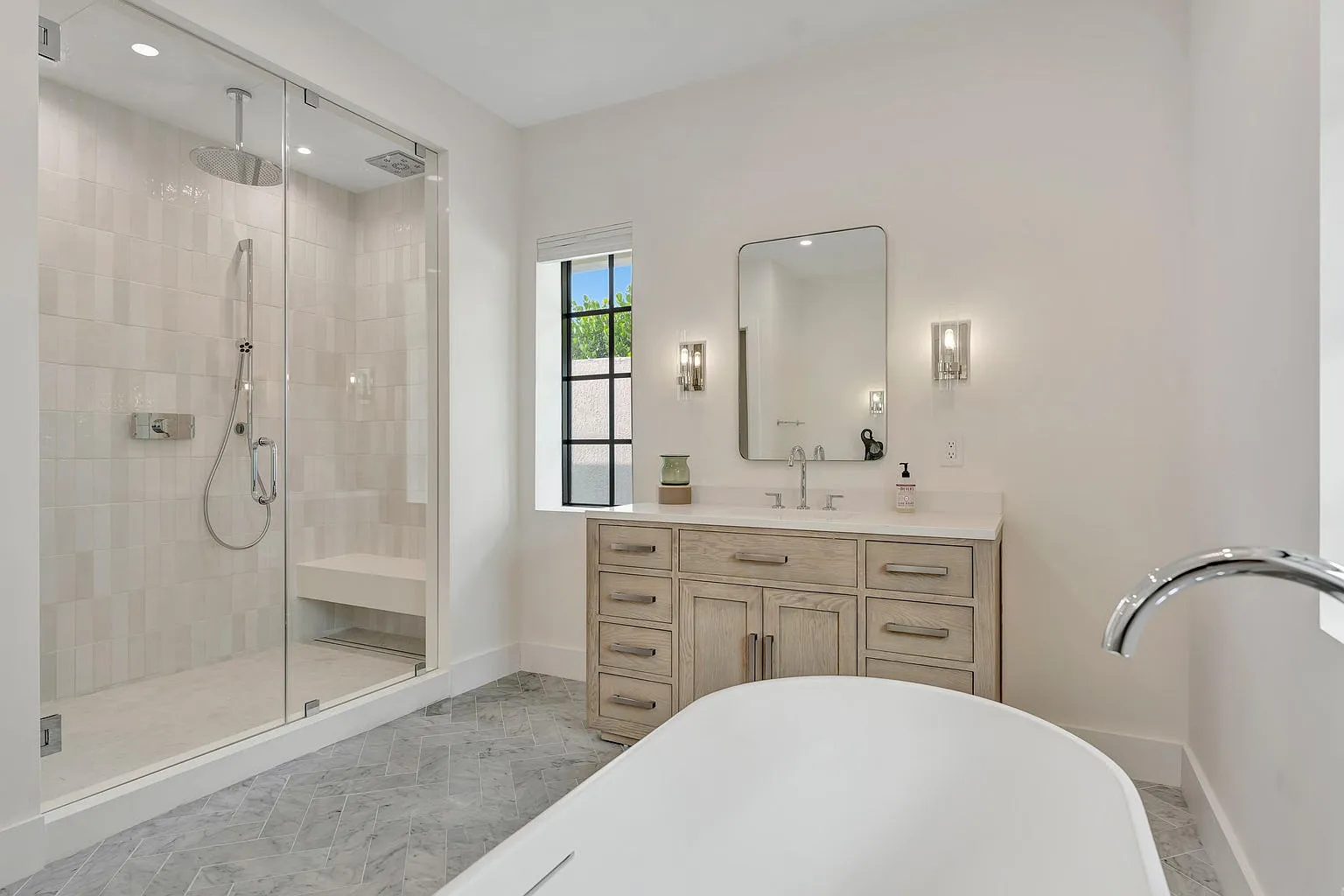 4 bed, 4.0 bath, 4084 sqft, $9,000 — Photo 3