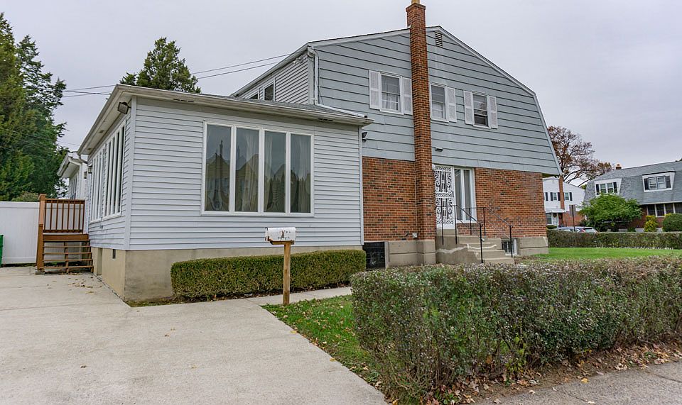 Welcome to 1422 Parklane Rd!