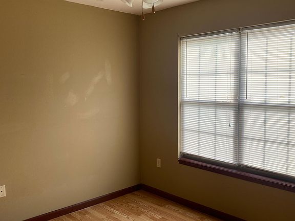 2nd image of 8 Iris Dr Unit B