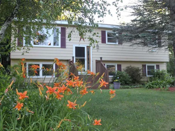 50 Grissom Dr, Clifton Park, NY 12065