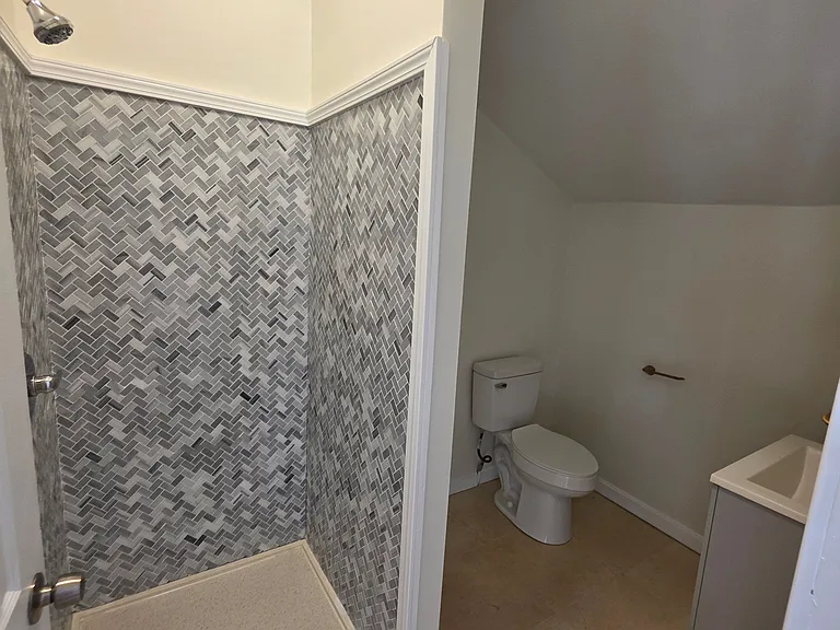 407 E Carson St — Photo 30