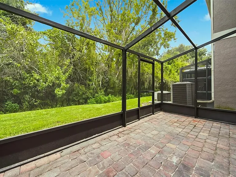 2402 Caravelle Cir — Photo 31