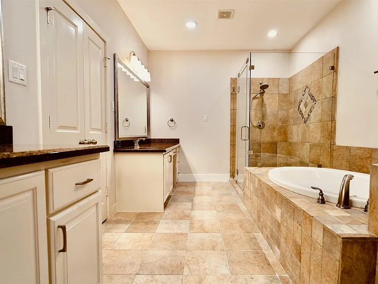 4020 Childress St #C — Photo 8