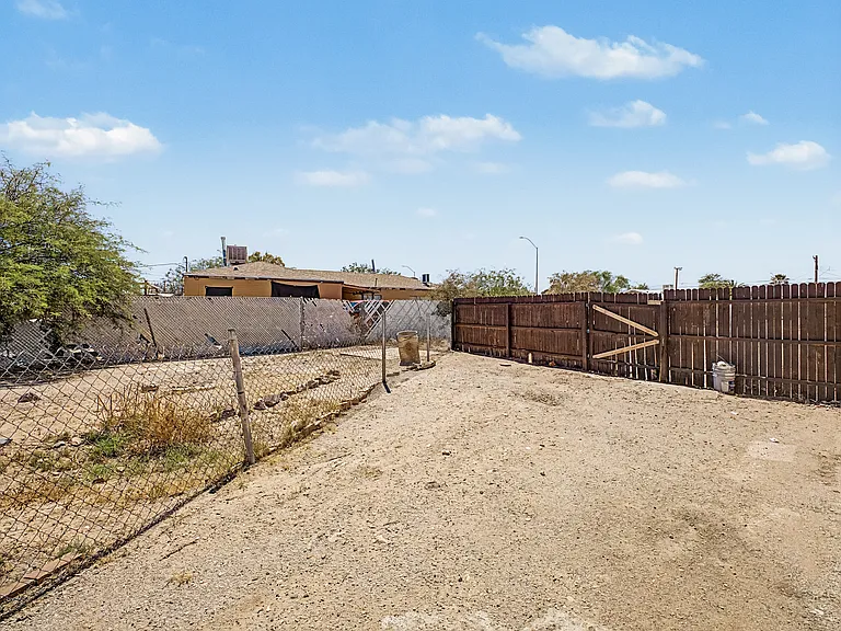 2433 E Cameron Vis — Photo 29