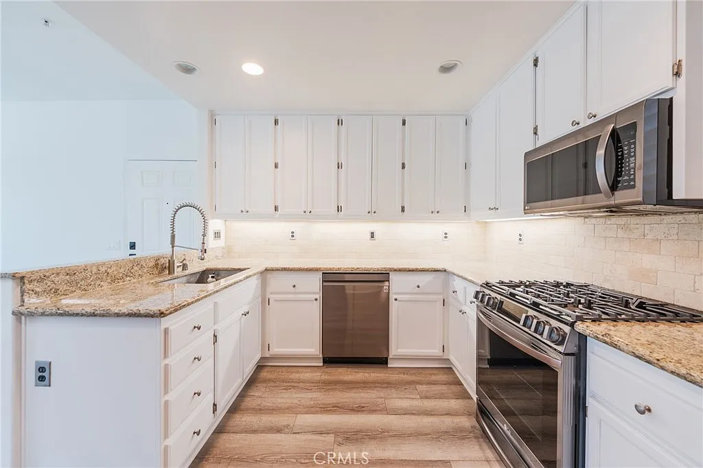 2 bed, 2.5 bath, 1152 sqft, $3,950 — Photo 3
