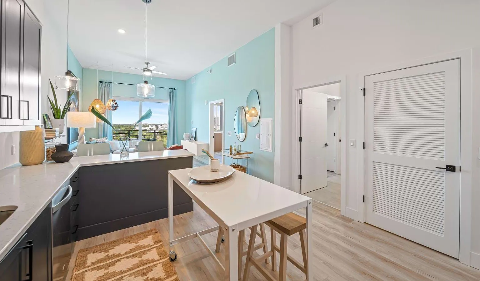 1 bed, 550 sqft, $1,969 — Photo 2