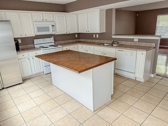 Dishwasher, oven/microwave, refrigerator included