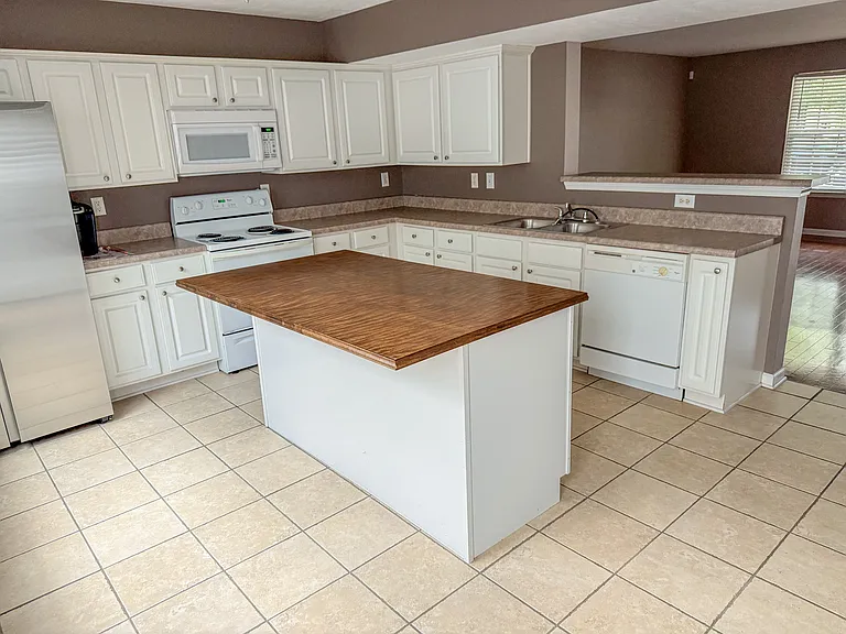 Dishwasher, oven/microwave, refrigerator included