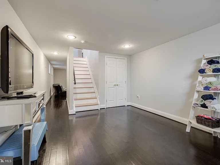 142 W Clement St — Photo 25