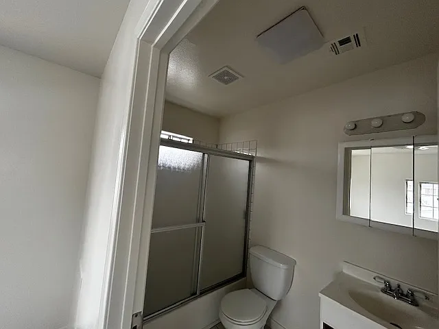 restroom in master