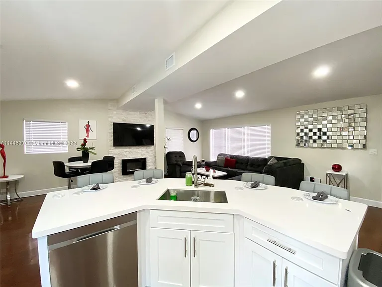 3440 SW 20th St — Photo 6