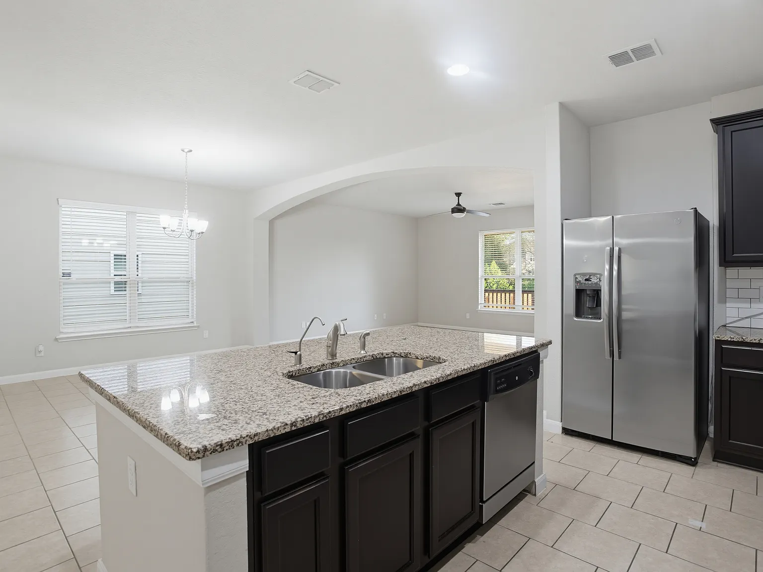 4 bed, 2.5 bath, 2459 sqft, $2,085 — Photo 3