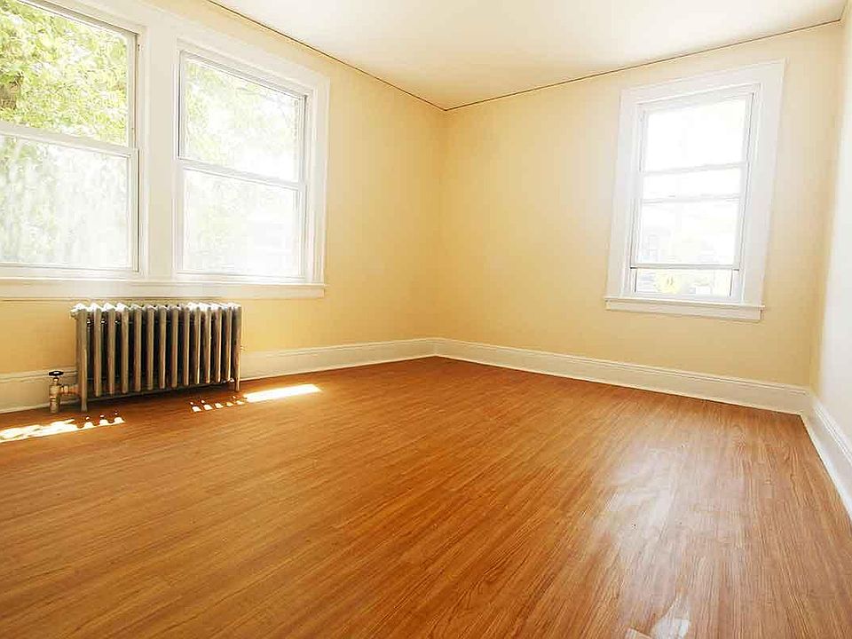2nd image of 477 Merrick Rd APT A7