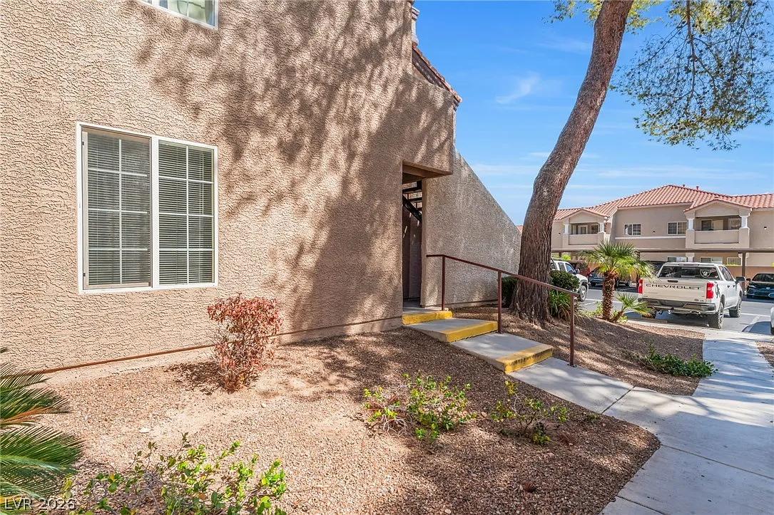 2 bed, 2.0 bath, 985 sqft, $1,475 — Photo 2