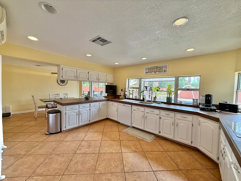 1120 S Hereford Ave — Photo 15