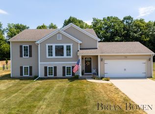 13346 Sunset View Dr NE, Cedar Springs, MI 49319
