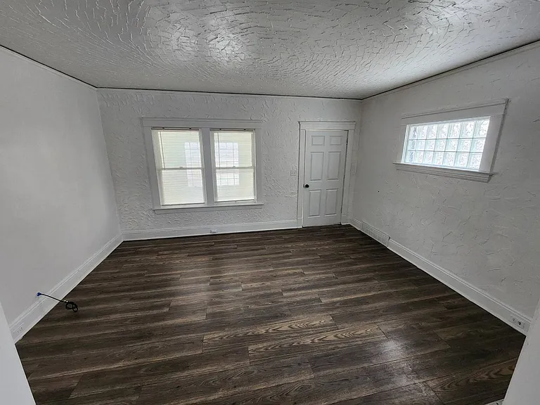 13900 Potomac Ave — Photo 9