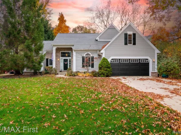 6839 Hubbard Cir, Clarkston, MI 48348