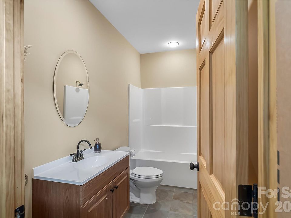 28th image of 204 Mountain Vista Dr