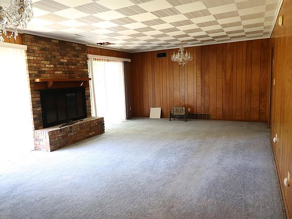 2nd image of 1100 Lake St