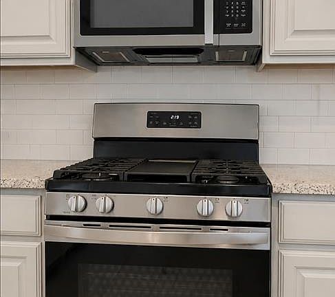 4th image of 2445 Grove Ln