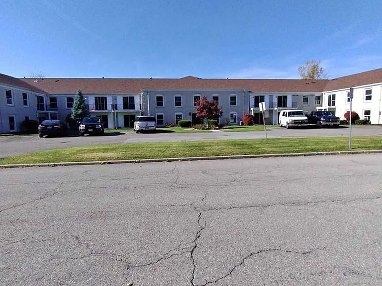 11 Robert Dr — Photo 4