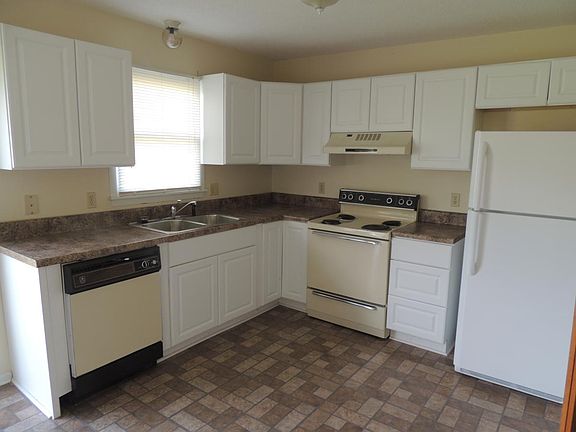 3rd image of 122 Oakcrest Cir