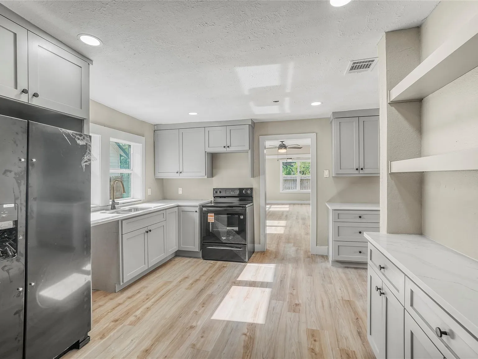 3 bed, 2.0 bath, 1502 sqft, $1,750 — Photo 2