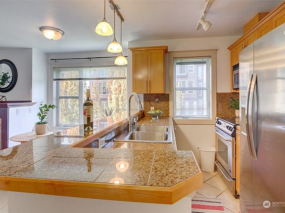 4th image of 326 Queen Anne Avenue N #401