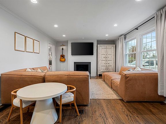 3rd image of 801 Magnolia St