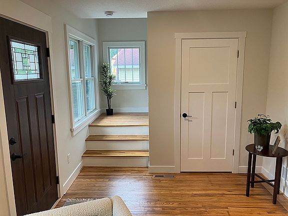 3rd image of 1043 6th Ave SE