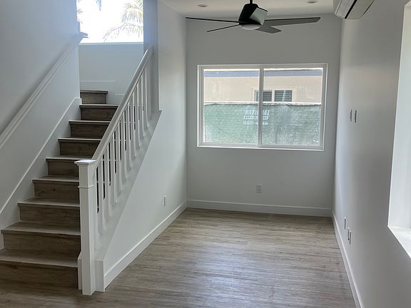 4th image of 3932 Clairemont Dr