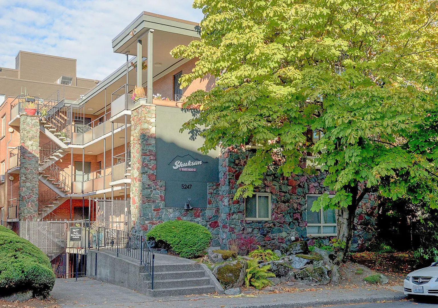 Shuksan Apartments — Photo 1