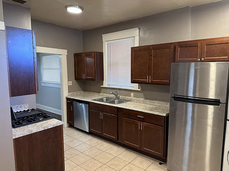 528 E University Blvd — Photo 6