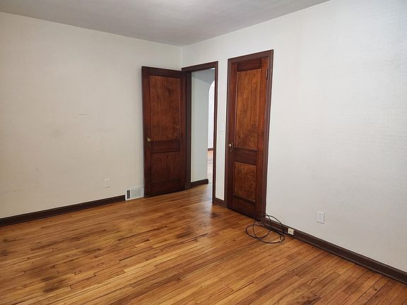 4th image of 823 Peter Ave