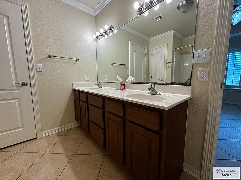 2304 Concord Pl — Photo 12