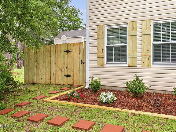 3rd image of 825 Harbor Bend Dr