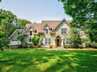 10 Central Dr, Glen Head, NY 11545